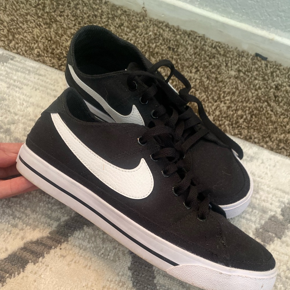 Nike casual shoe black white